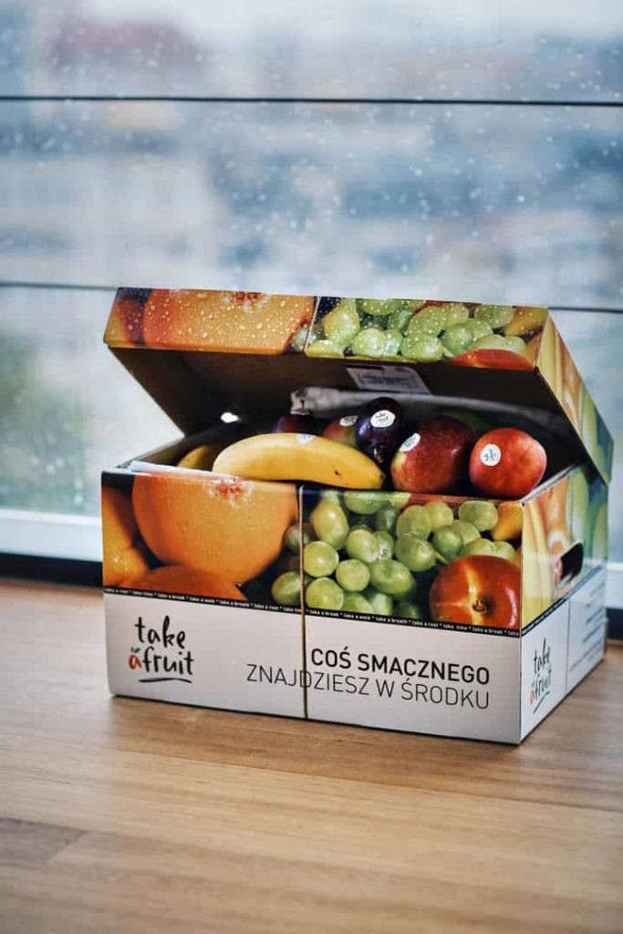 Zdjęcie jest ilustracją do artykułu: Podsumowanie akcji "Weź owoc. Jedz zdrowo. Żyj dobrze". Przedstawia pudełko z owocami.||