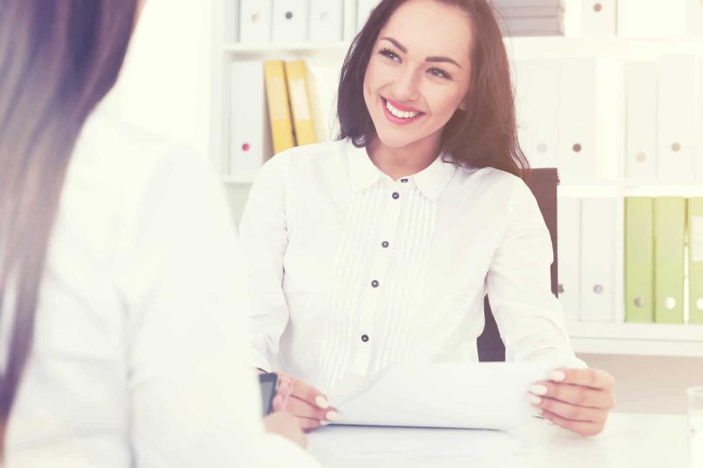 Zdjęcie jest ilustracją do artykułu: Spotkanie Kobiet HR w Rzeszowie. Przedstawia uśmiechniętą młodą kobietę z działu HR