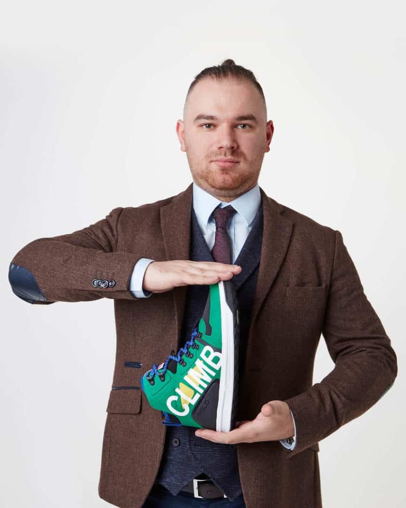 Zdjęcie jest ilustracją do artykułu: "Ecommerce wychodzi z sieci: Przedstawia młodego mężczyznę , trzymającego but.