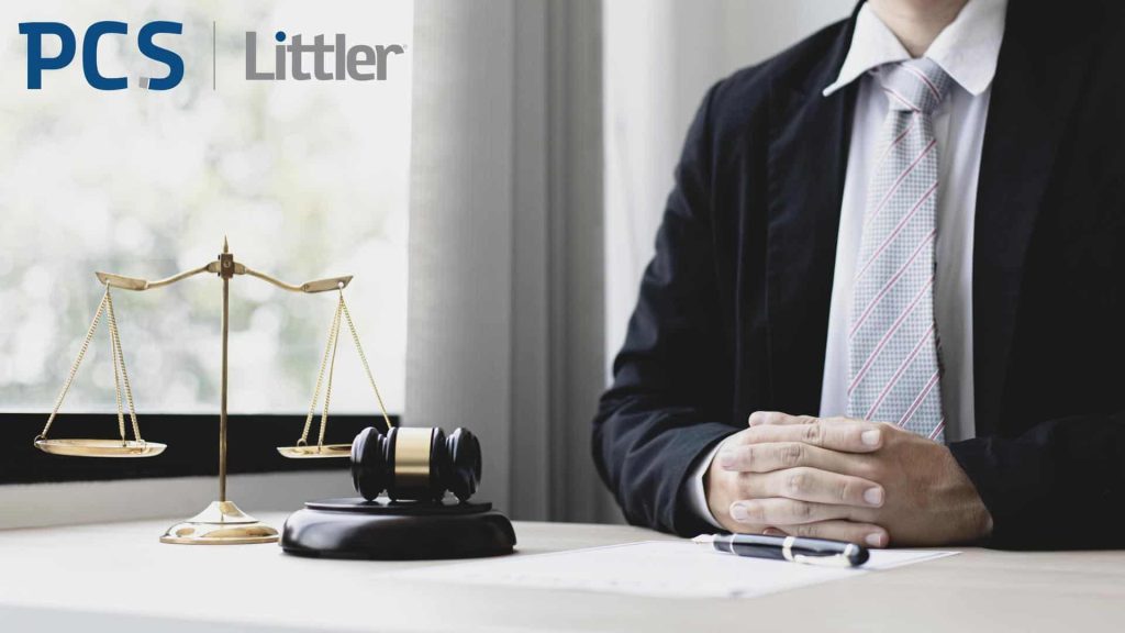 Obrazek jest ilustracją do artykułu: Nowelizacja kodeksu pracy w 2022 – szykują się istotne zmiany. Przedstawia prawnika siedzącego przy stole, przed nim waga symbol sprawiedliwości oraz młotek sędziowski. 