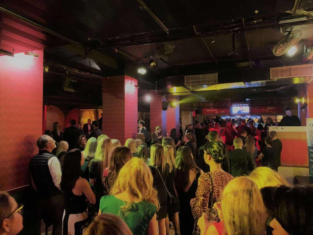 Zdjęcie jest ilustracją do artykułu: XI Wieczór Rekrutera zakończony. Mamy nowych laureatów konkursu Perły HR Przedstawia podświetlone inicjały WR.||||||||