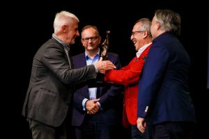 Zdjęcie jest ilustracją do artykułu: Relacja z Gali National Speakers Awards 2017 podczas Festiwalu Inspiracji. Przedstawia moment wręczenia nagród.||