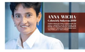 Zdjęcie jest ilustracją do artykułu: Anna Wicha - Człowiek Sukcesu 2019. Przedstawia Annę Wichę i tytuł artykułu oraz cytat.|