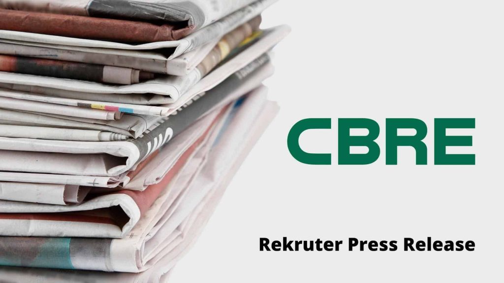 Zdjęcie jest grafiką do artykułu: Pracownicy na home office zostawieni sami sobie. Tylko co czwarta osoba otrzymała służbowego laptopa.. Przedstawia stos gazet i logo CBRE