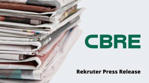 Zdjęcie jest grafiką do artykułu: Pracownicy na home office zostawieni sami sobie. Tylko co czwarta osoba otrzymała służbowego laptopa.. Przedstawia stos gazet i logo CBRE