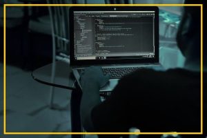 Zdjęcie jest ilustracją do artykułu: 5 najbardziej poszukiwanych zawodów w IT w 2022 roku. Przedstawia ekran komputera z ciągiem znaków