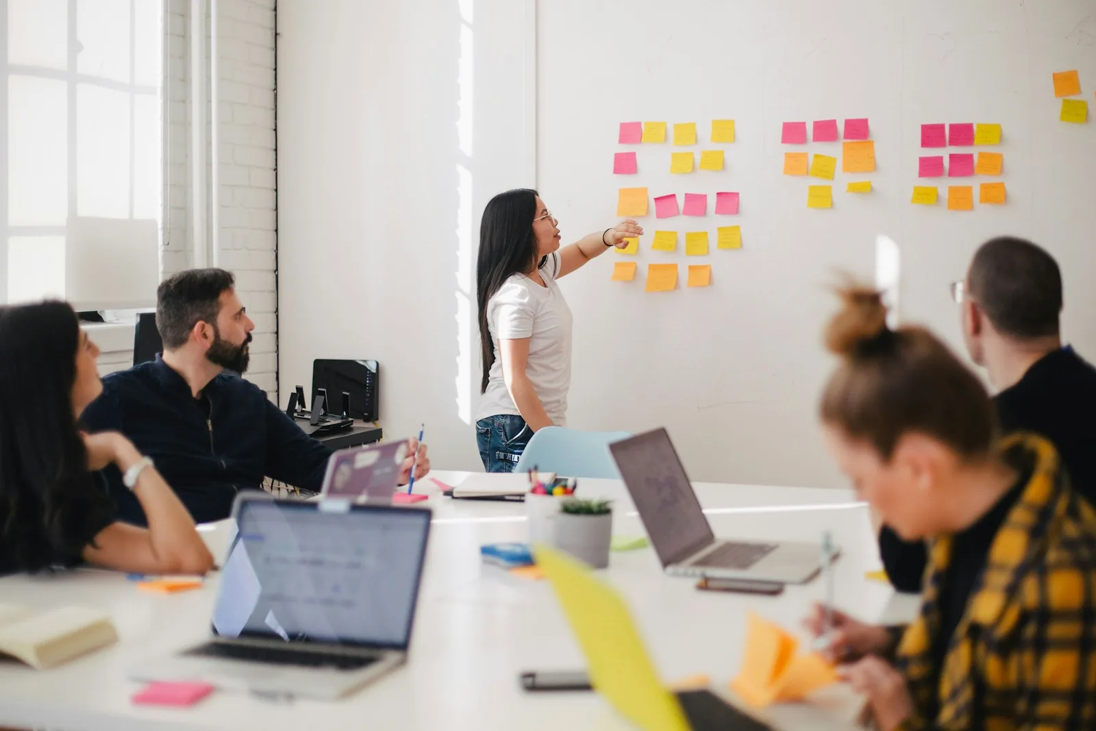 Team planning a project with sticky notes on a wall during a workshop